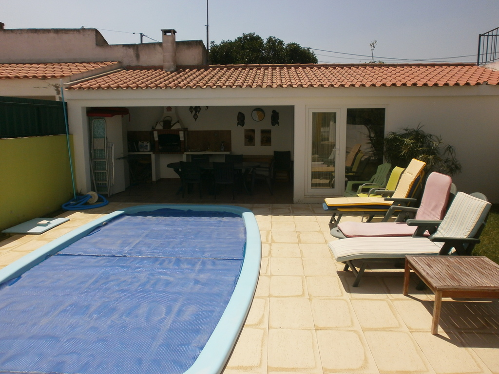 The garden and swimming-pool