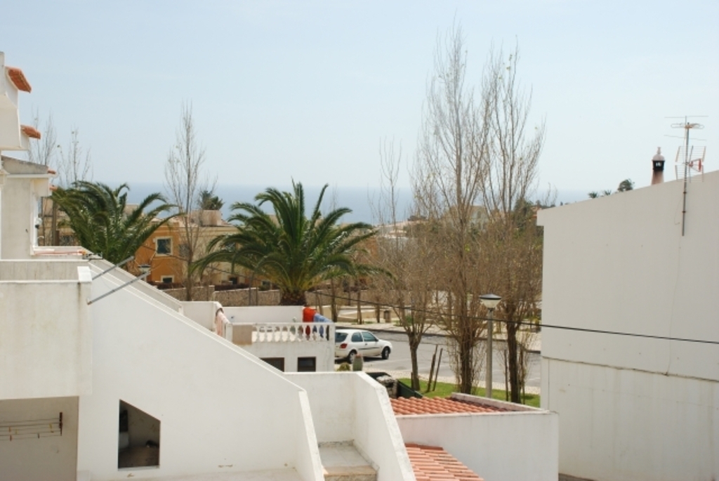 une vue prise du balcon de derrière . view from the back balcony with a view to the ocean