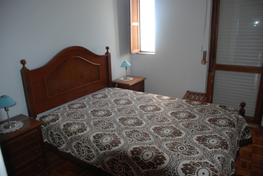 une chambre . bedroom