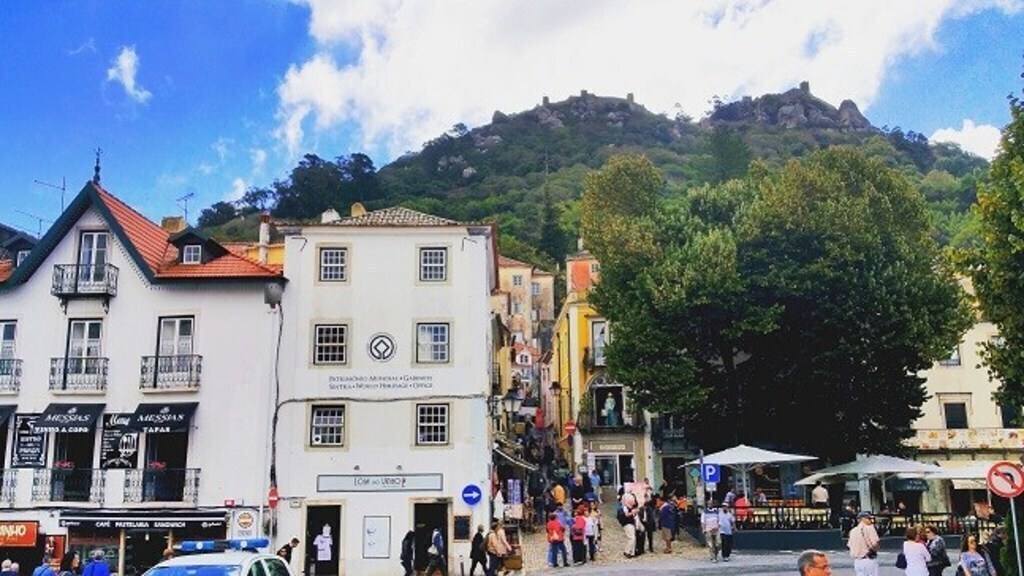 Through a maze of restaurants, cafés and boutiques you can climbe to the top.