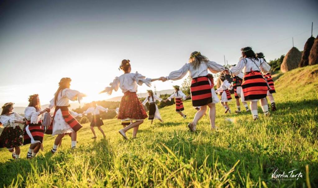 Girls wearing traditional clothes and dancing