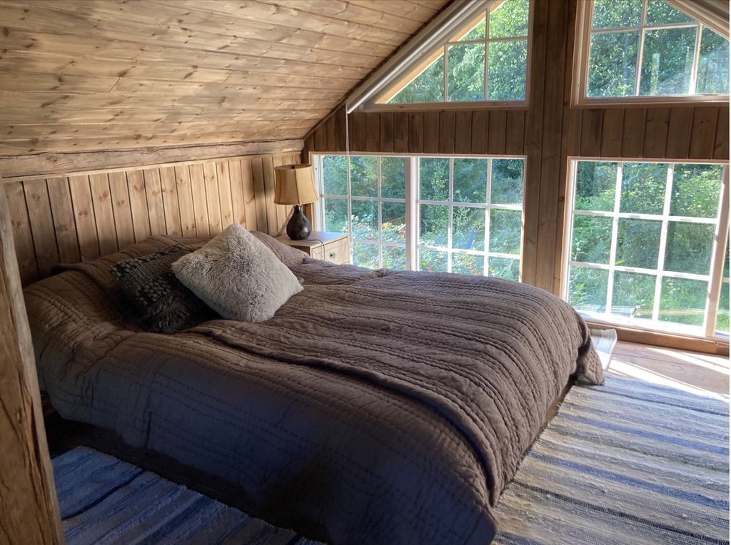 Honeymoon Suite Queen bed photo 2