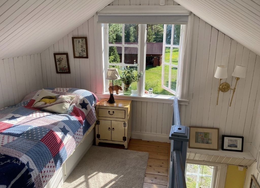 Upstairs cosy nook for 1 in main house