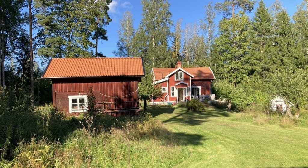 View of Honeymoon Suite in foreground with main house behind 
