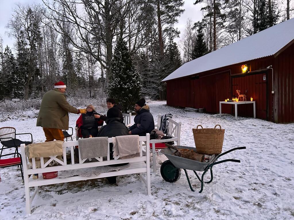 Mulled wine and gingerbread by the fire 