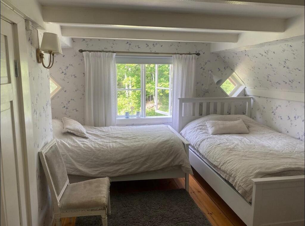 Main house upstairs bedroom next to master (sleeps 3-4)