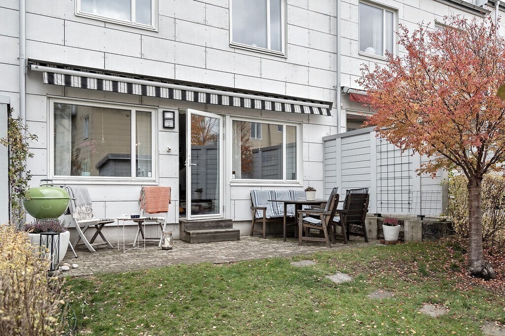 Small garden and terrace on first floor