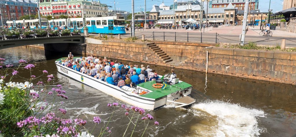 Sightseeing by boat in the city centre.