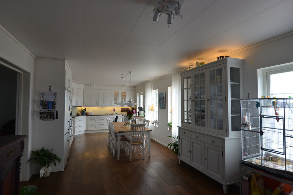It´s open plan between kitchen and livingroom