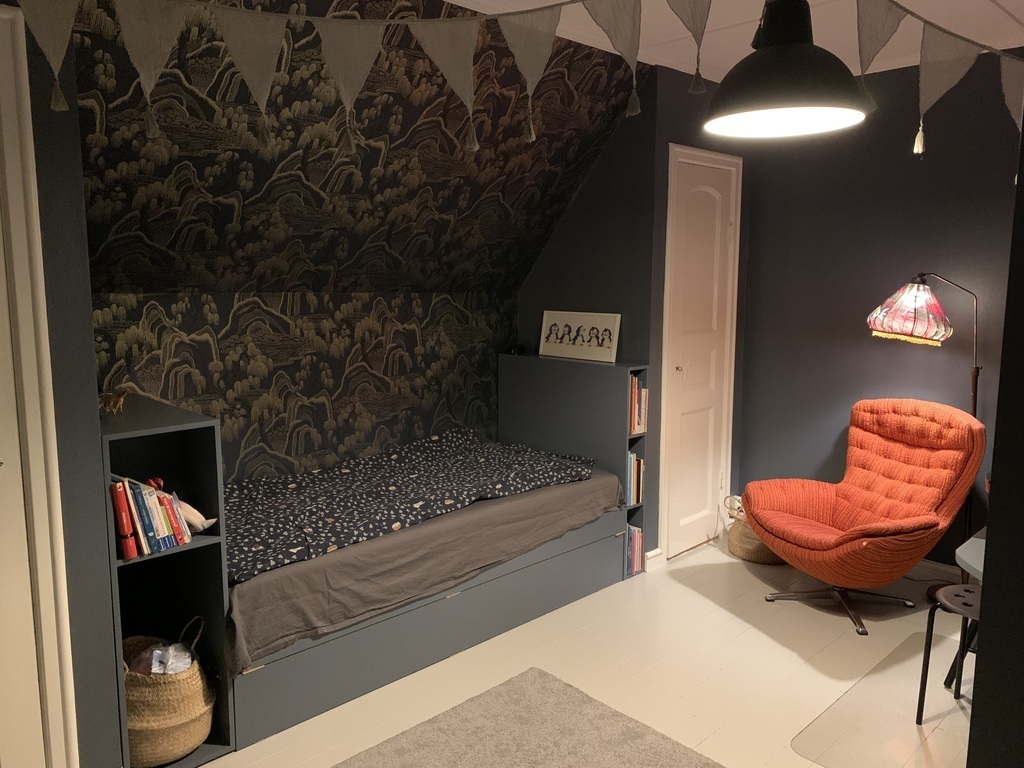 The other daughters room, with two beds, one bed under.