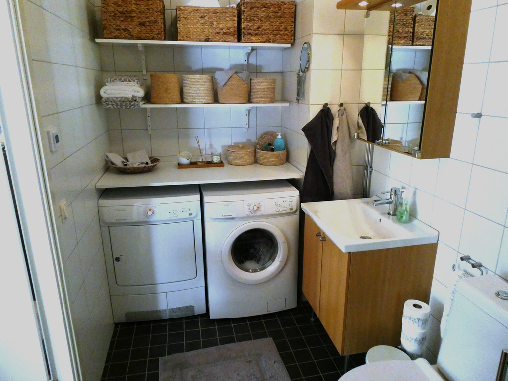Washingmachine and tumble dryer in bathroom