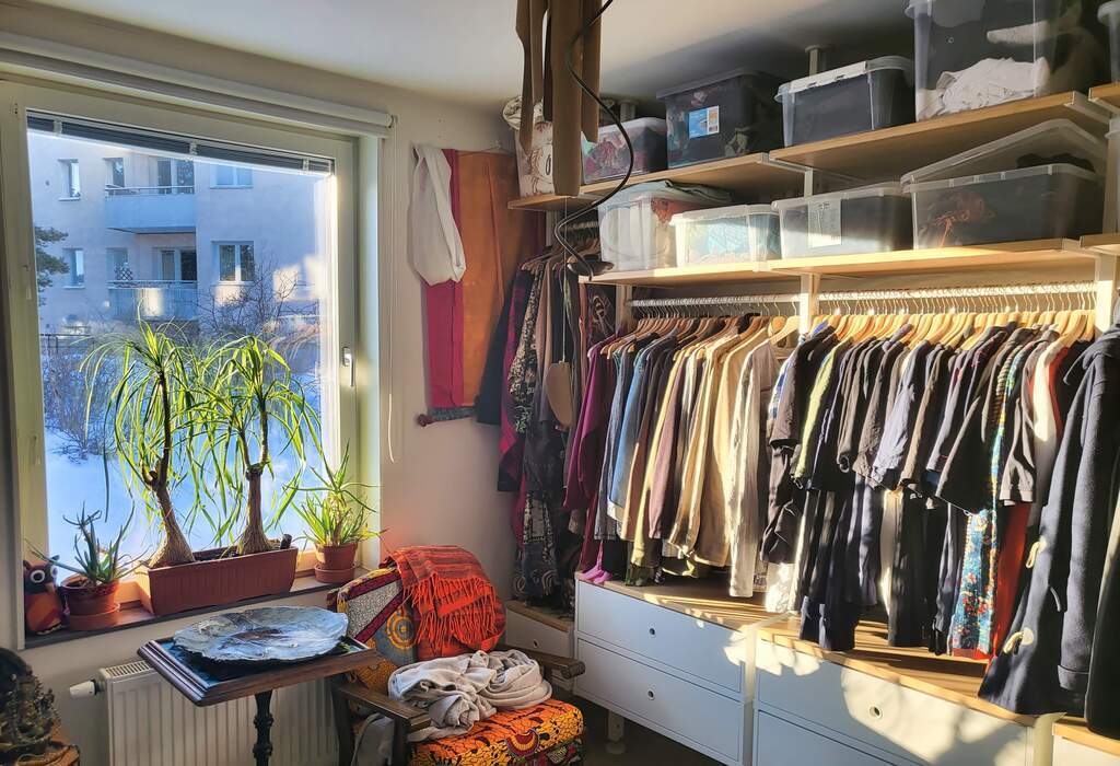 Bedroom right wall/closet