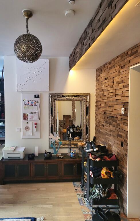 Livingroom front dorr/entrance seen froom bathroom