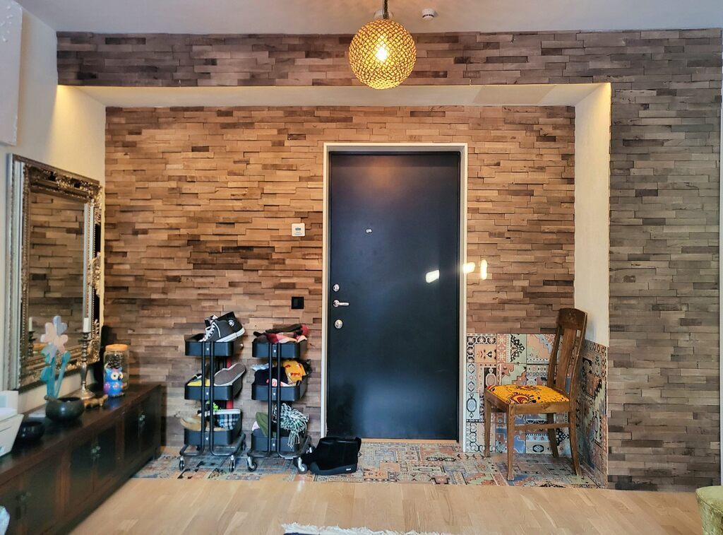 Livingroom front door/entrance