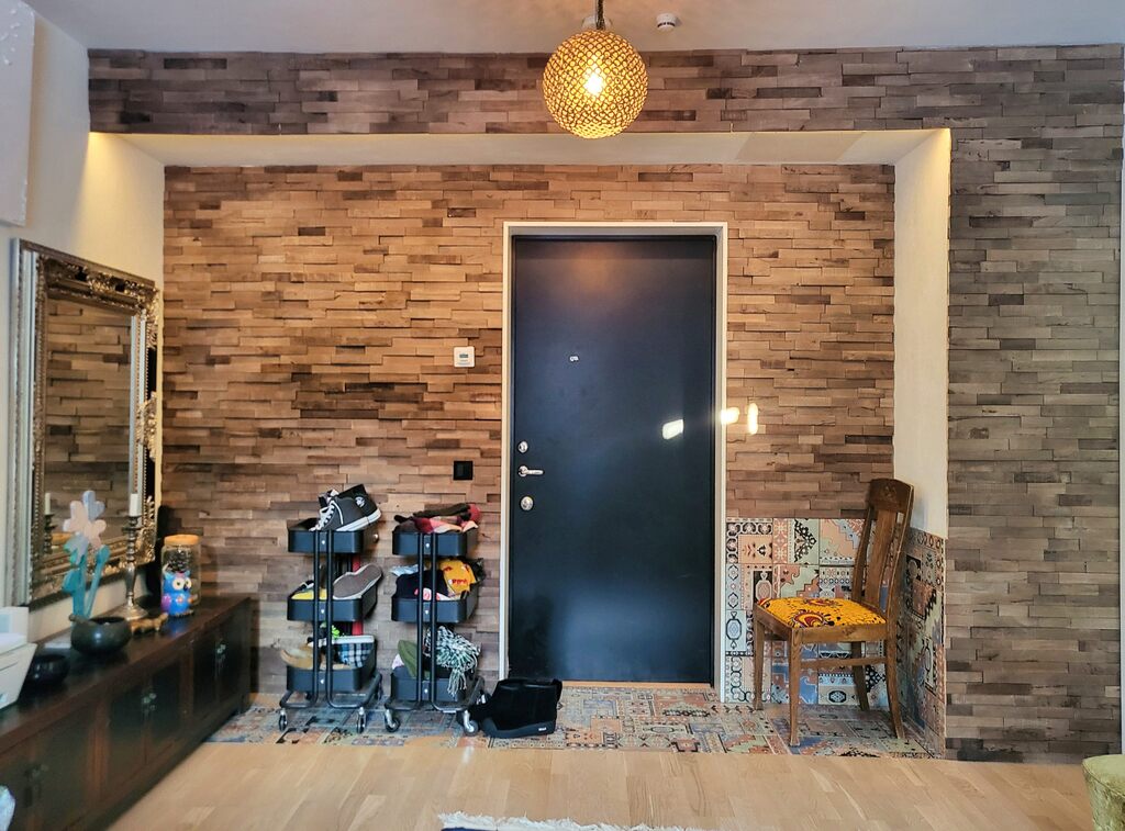 Livingroom front door/entrance