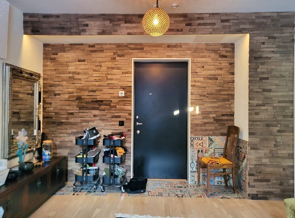 Livingroom front door/entrance