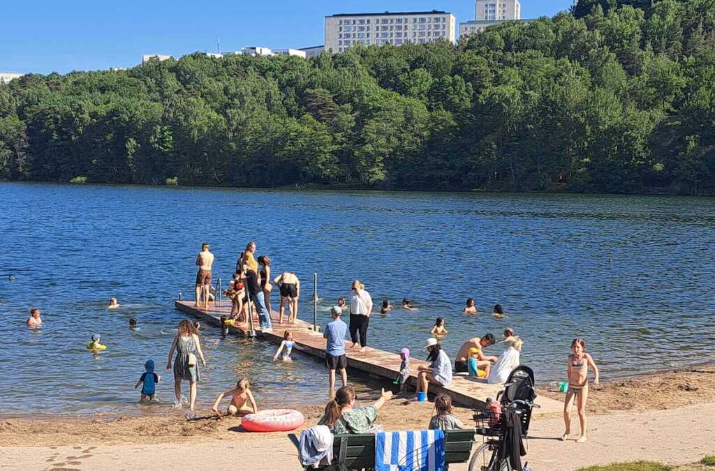 The child friendly beach 100m from our building 