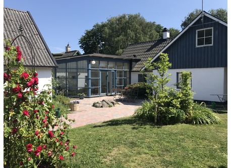 Old and new. Two older buildings are connected by a newer diningroom.