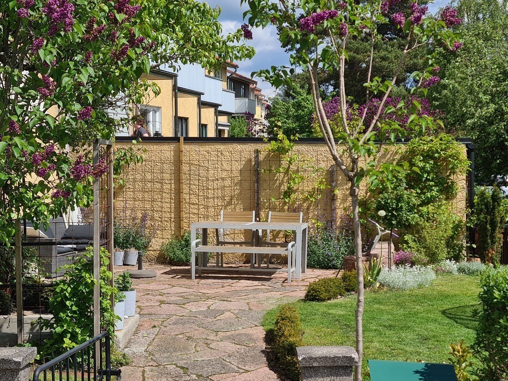 The main entrance (the front side of the garden, old pic)