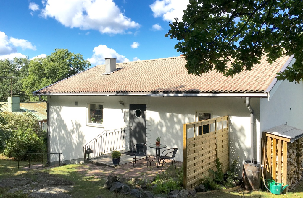 Main entrance seen from the garden