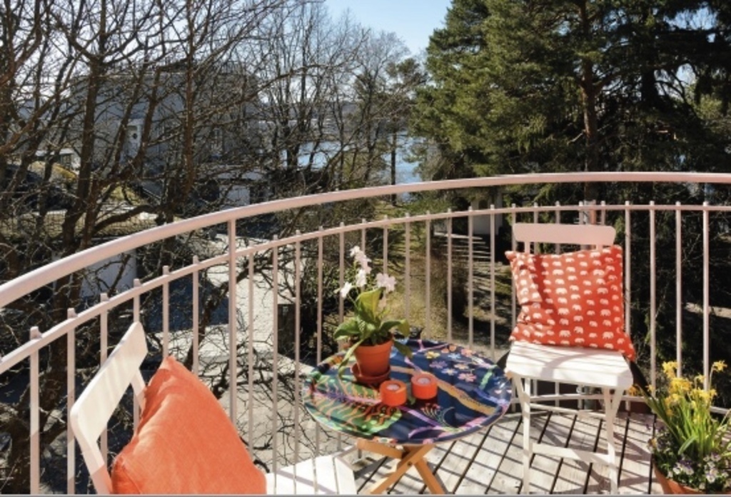 Main floor (second): Balcony with sea view