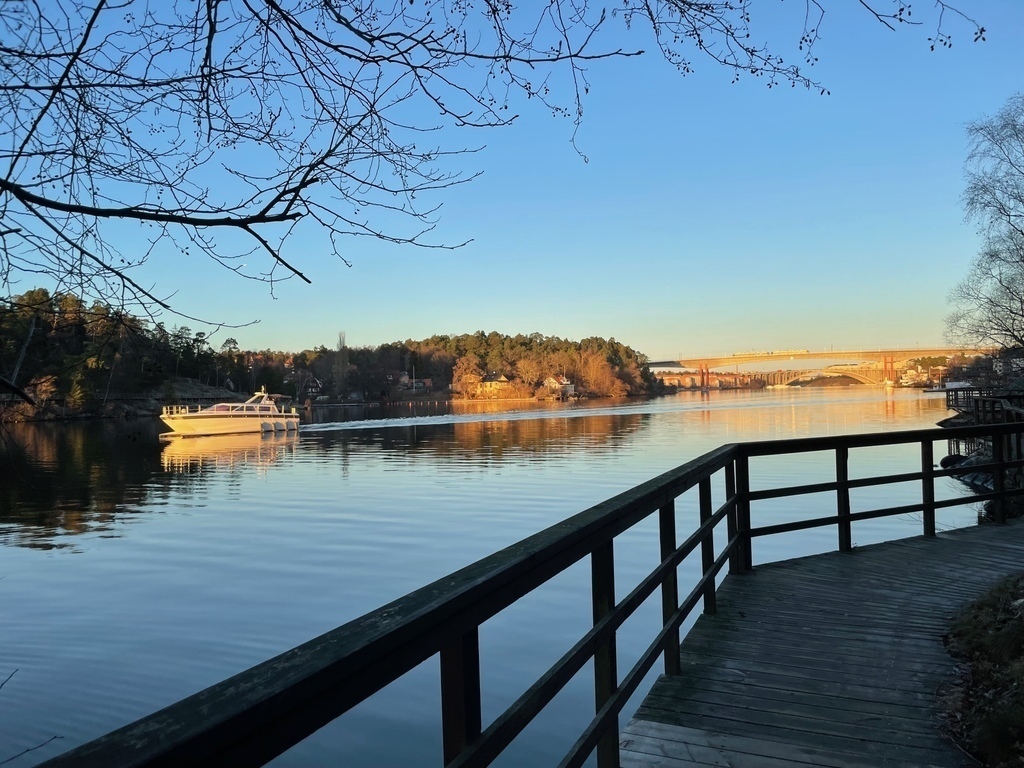 The neighbourhood:.Jogging track (3k) around the island