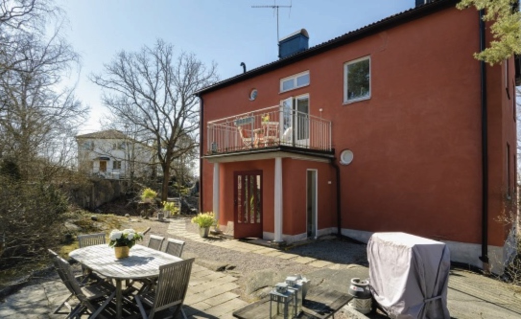 Outside: Entrance on backside of house