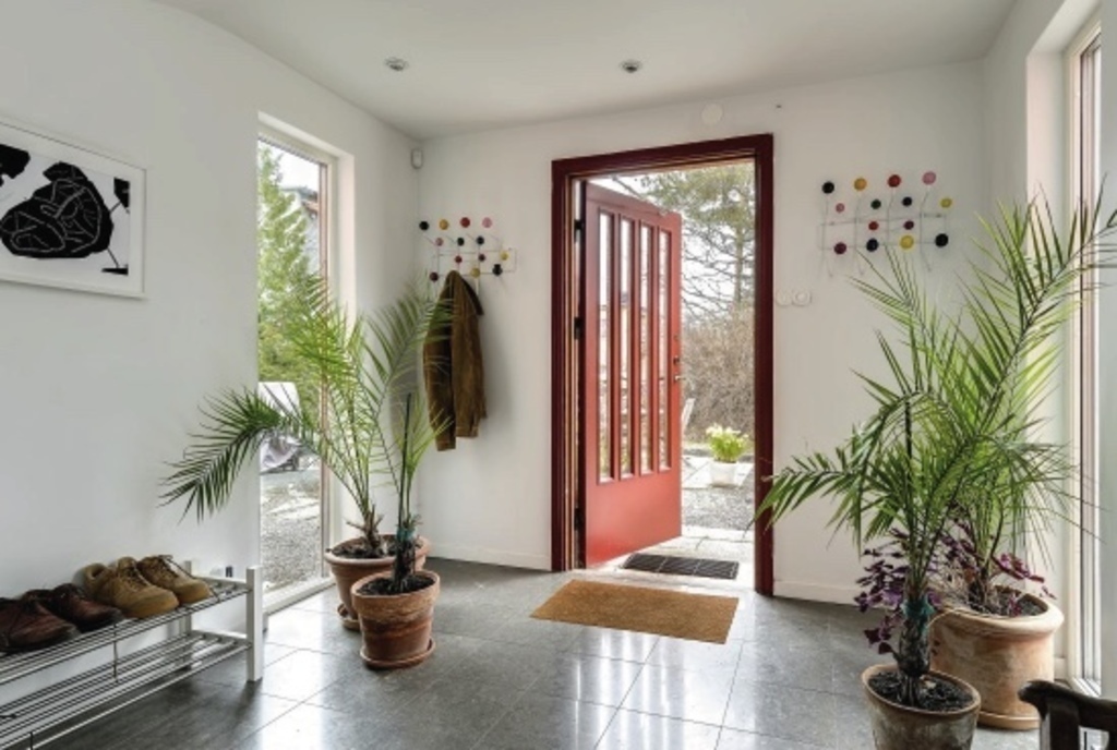 First floor: Entrance / Hall way