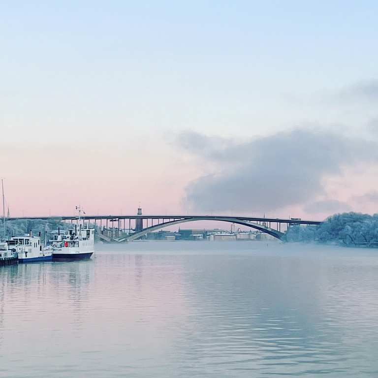 The neighbourhood: Walk towards city in winter