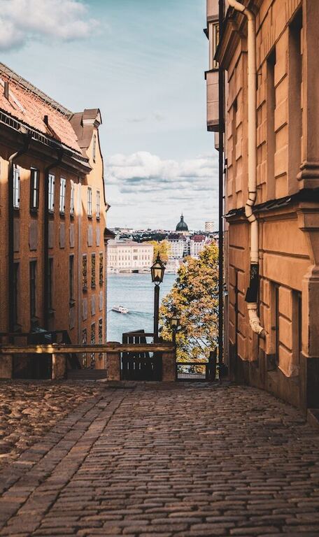 På Södermalm hittar du pittoresk bebyggelse från både 1700-tal och 1800-tal, och ofta med utsikt över vattnet.
