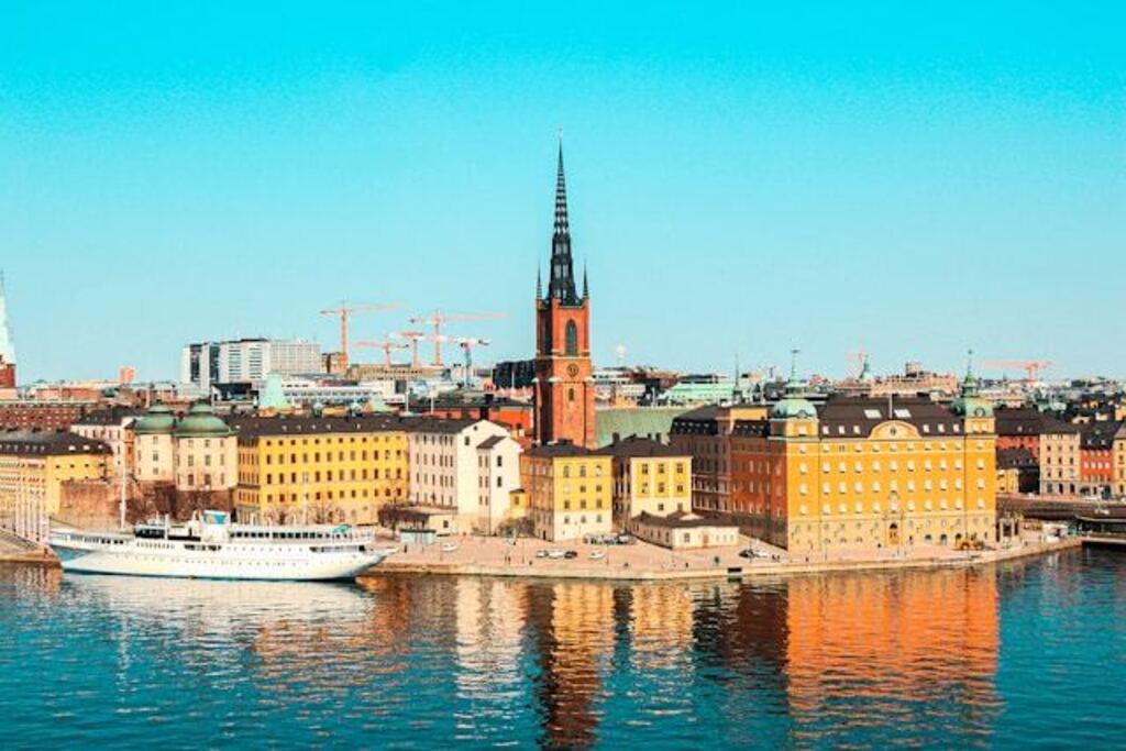 Stockholm är huvudstaden i Sverige och kallas även Nordens Venedig.