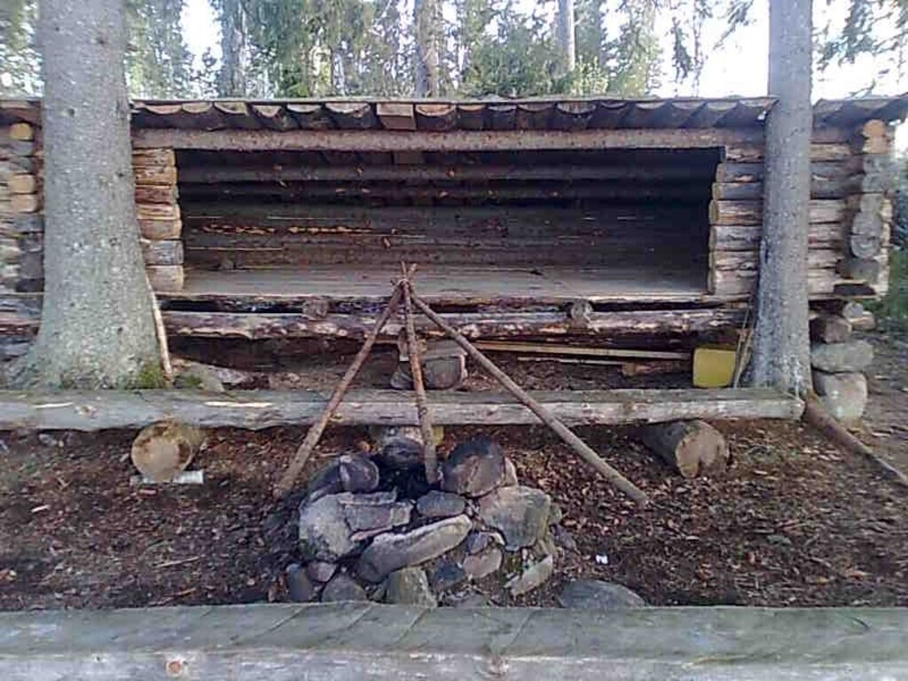 20 min walk along the lake, free to use for anybody