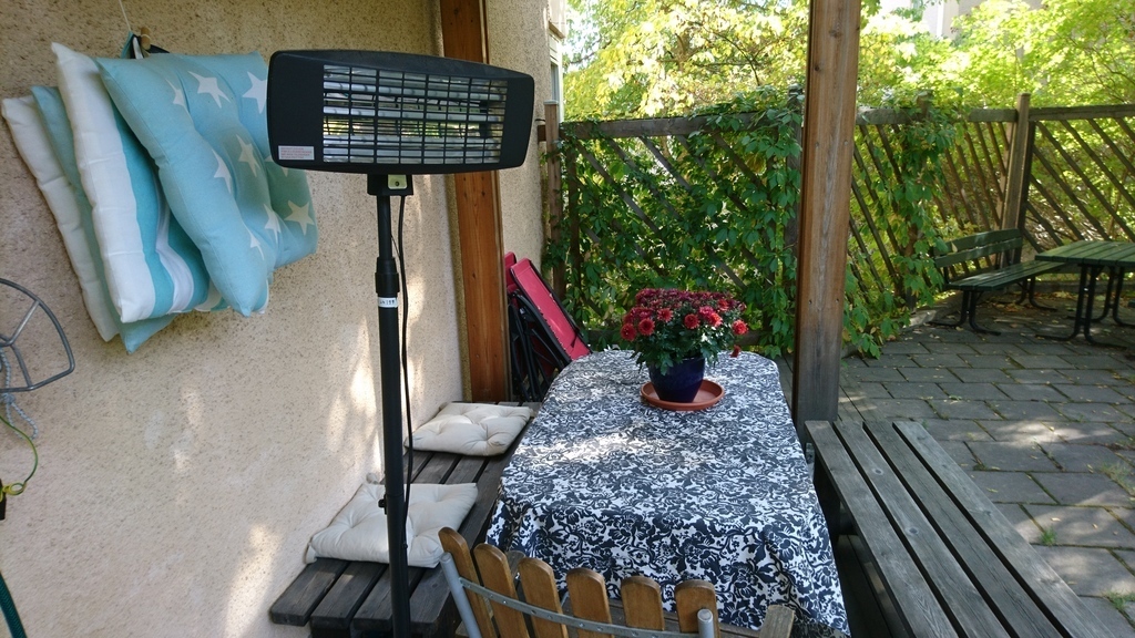 Rakt ut från lägenheten, liten terass med värmare.