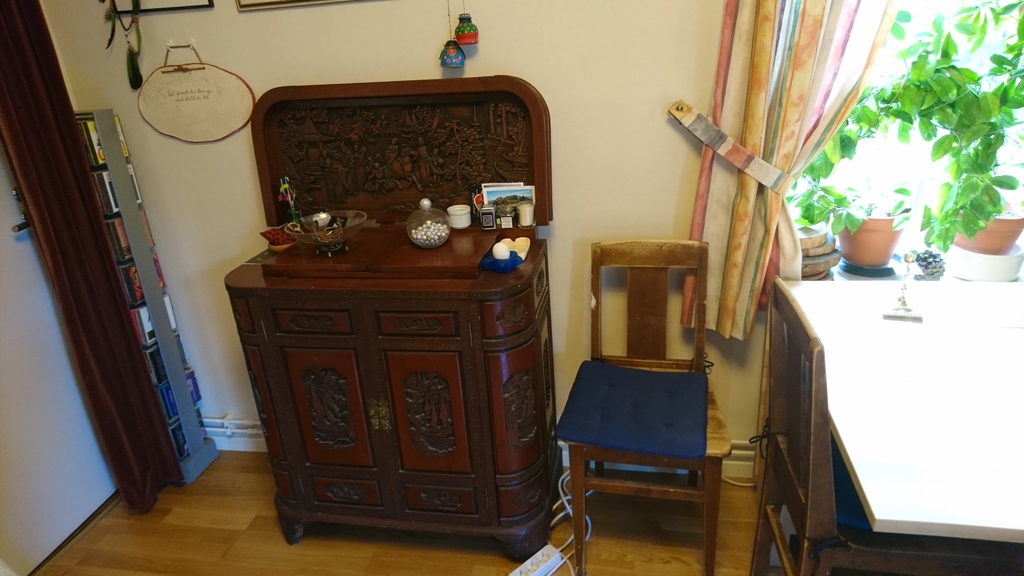The old furniture from China from Lenas father who worked as a seacaptain. 