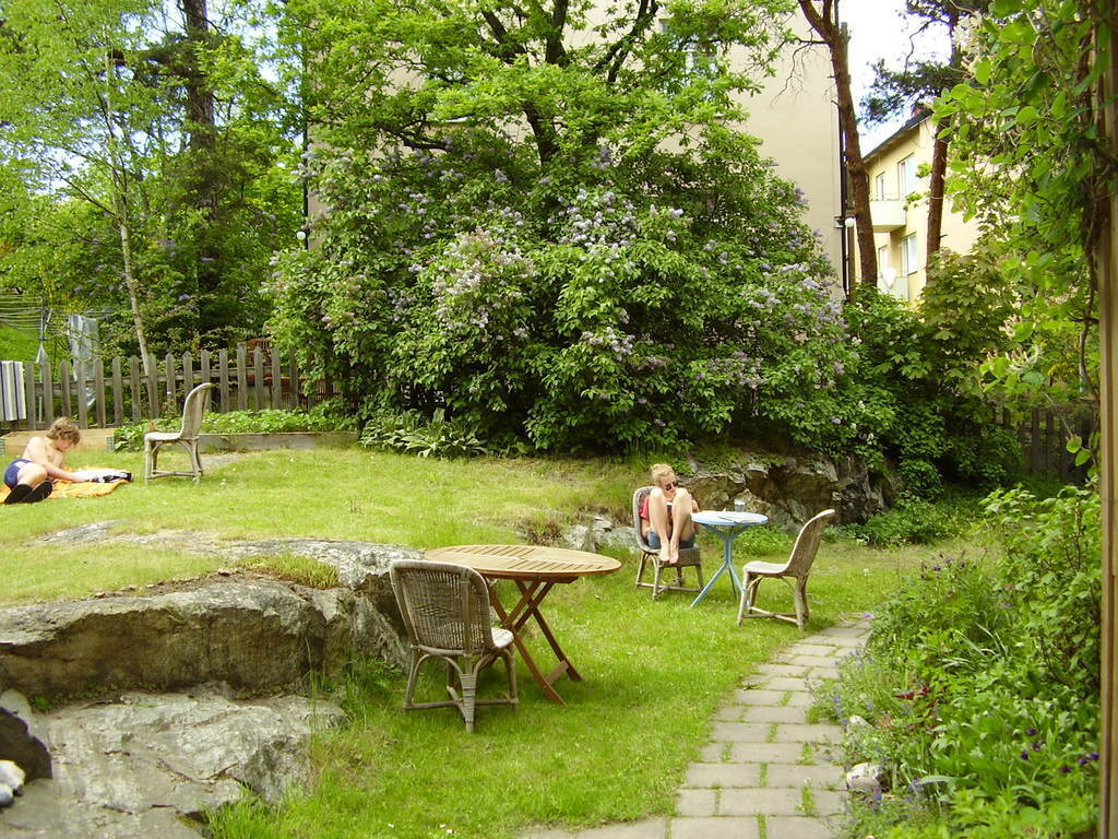 Trädgården med ca 5 sittgrupper i sol eller skugga.