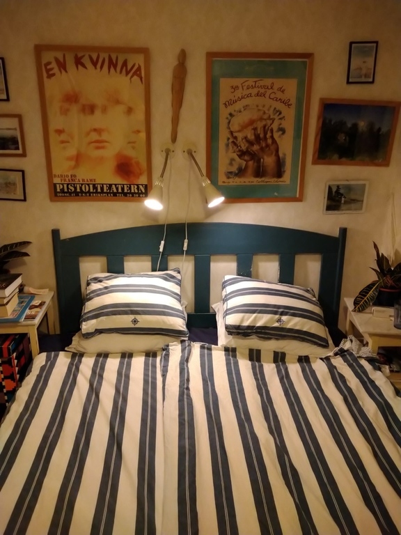 Dubbelsäng i ett sovrum, 180 x 120 cm.