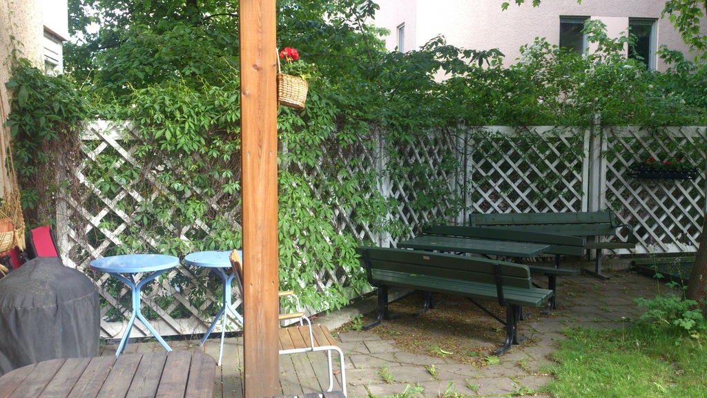 Another place to sit in the garden. To the left the grill you can put on the lawn.