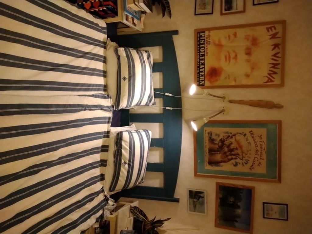 Dubbelsäng i ett sovrum, 180 x 120 cm.