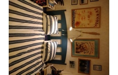 Dubbelsäng i ett sovrum, 180 x 120 cm.