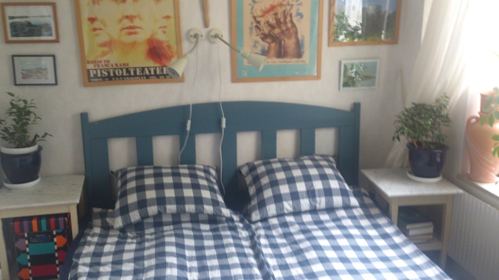 The bed in one of the bedrooms, 1.60 x 2.00 m with 2 side tables and 2 lamps.
