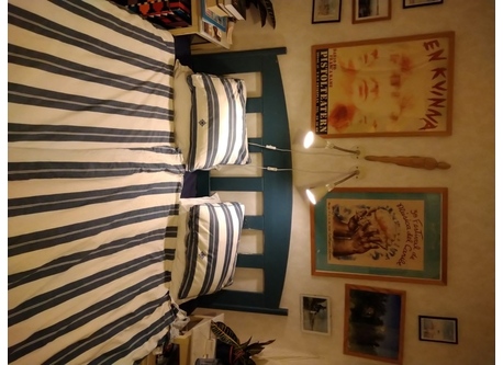 Dubbelsäng i ett sovrum, 180 x 120 cm.