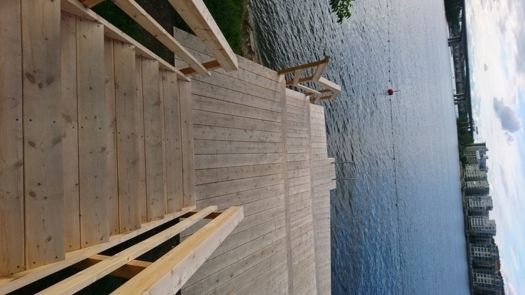 Gå 5 min, kommunal badplats med soldäck i trä, två stegar och klippor att sola på och bada i Mälaren.