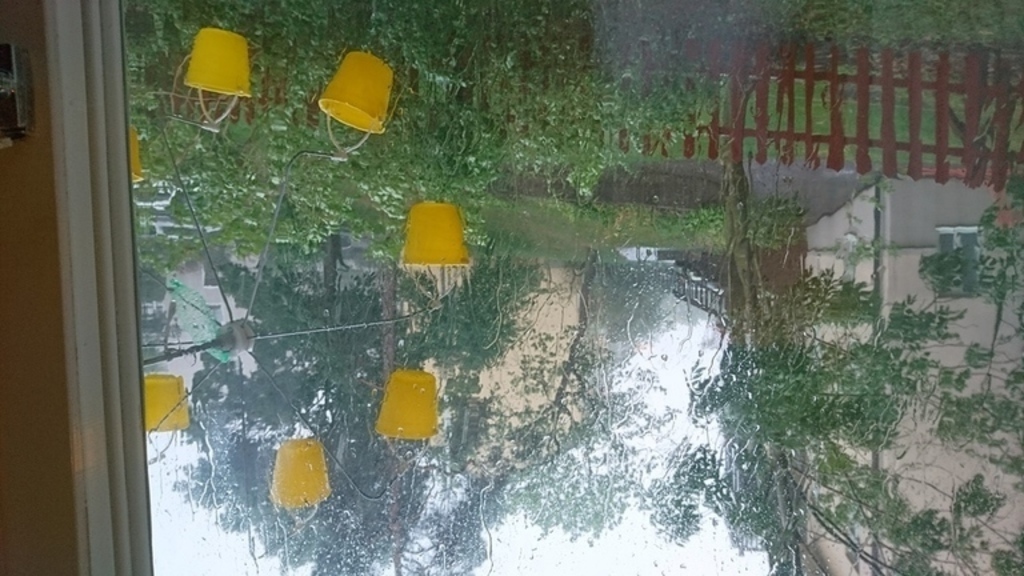 Matkarusell utanför vårt fönster, ni kan mata och titta på småfåglar om ni vill?