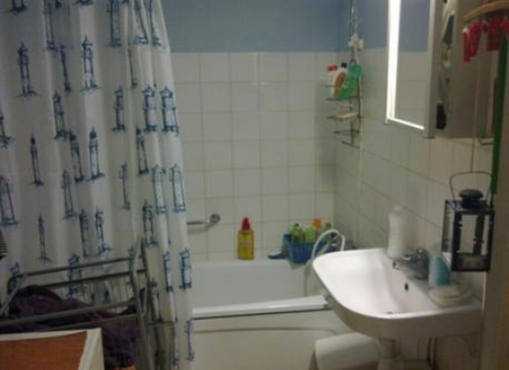 The bathroom have a new bath, new washbasin and new wc toilet. 