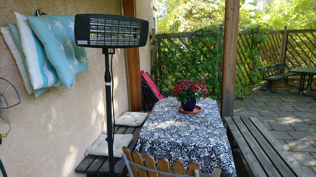 Rakt ut från lägenheten, liten terass med värmare.