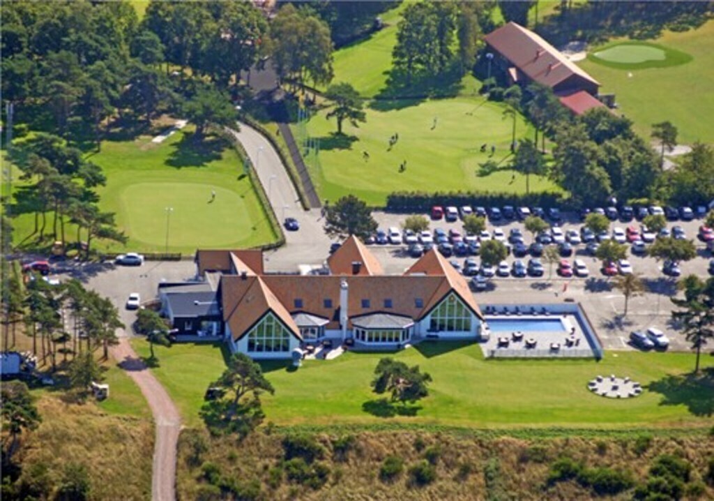 The club house with restaurant, swimming pool and stunning views across the Öresund-strait and  Copenhagen