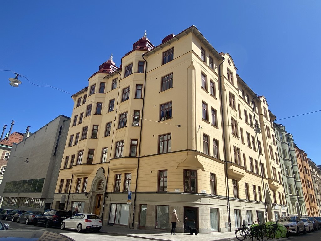 Building from outside (our flat, corner top floor)
