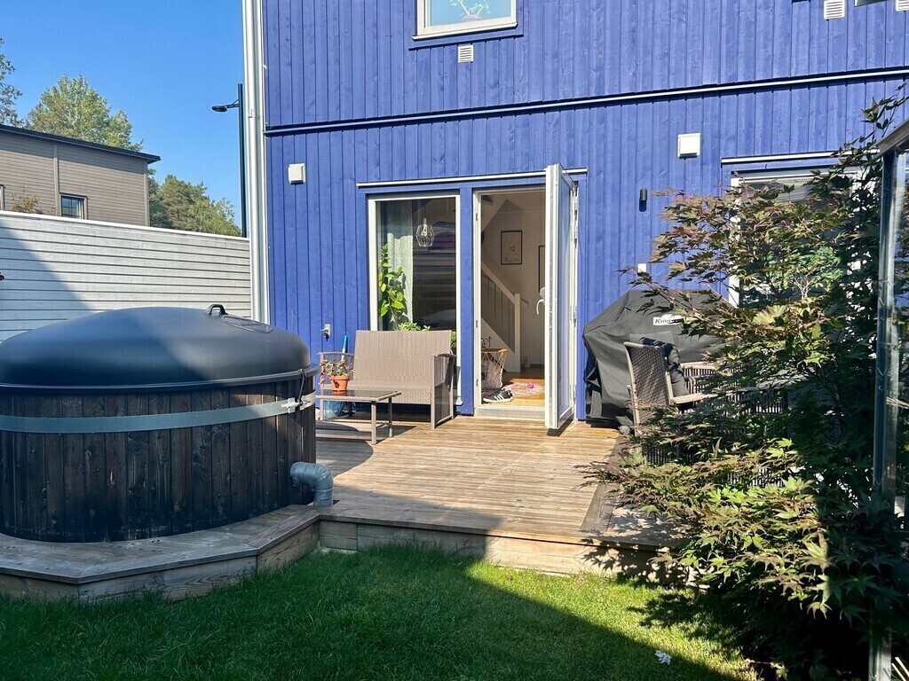 Our small garden with wonderful hot tub 