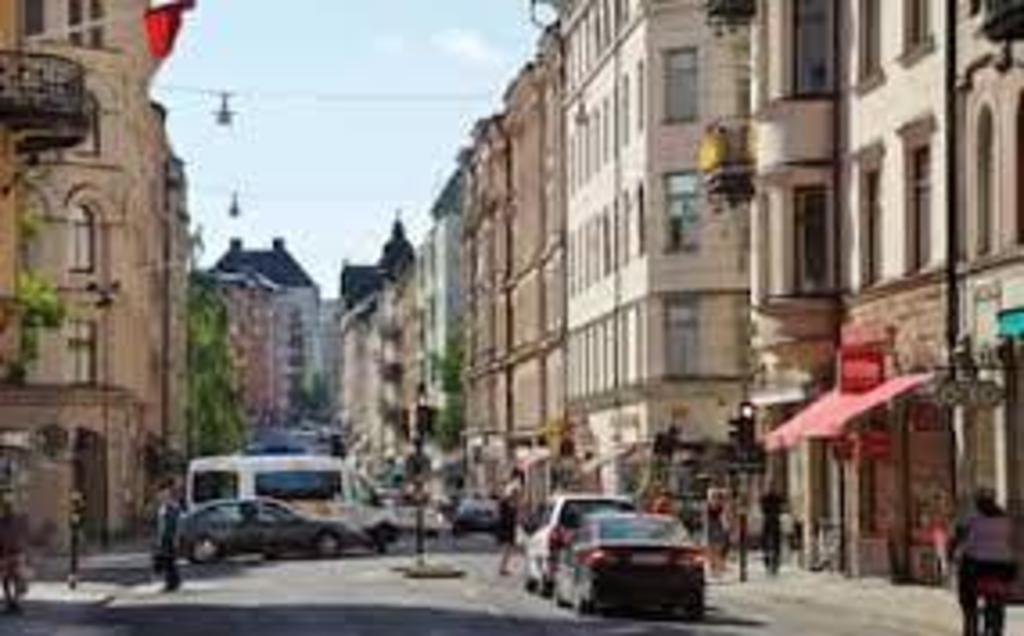 Buzzling city life with lots of restaurants, bars and shops.