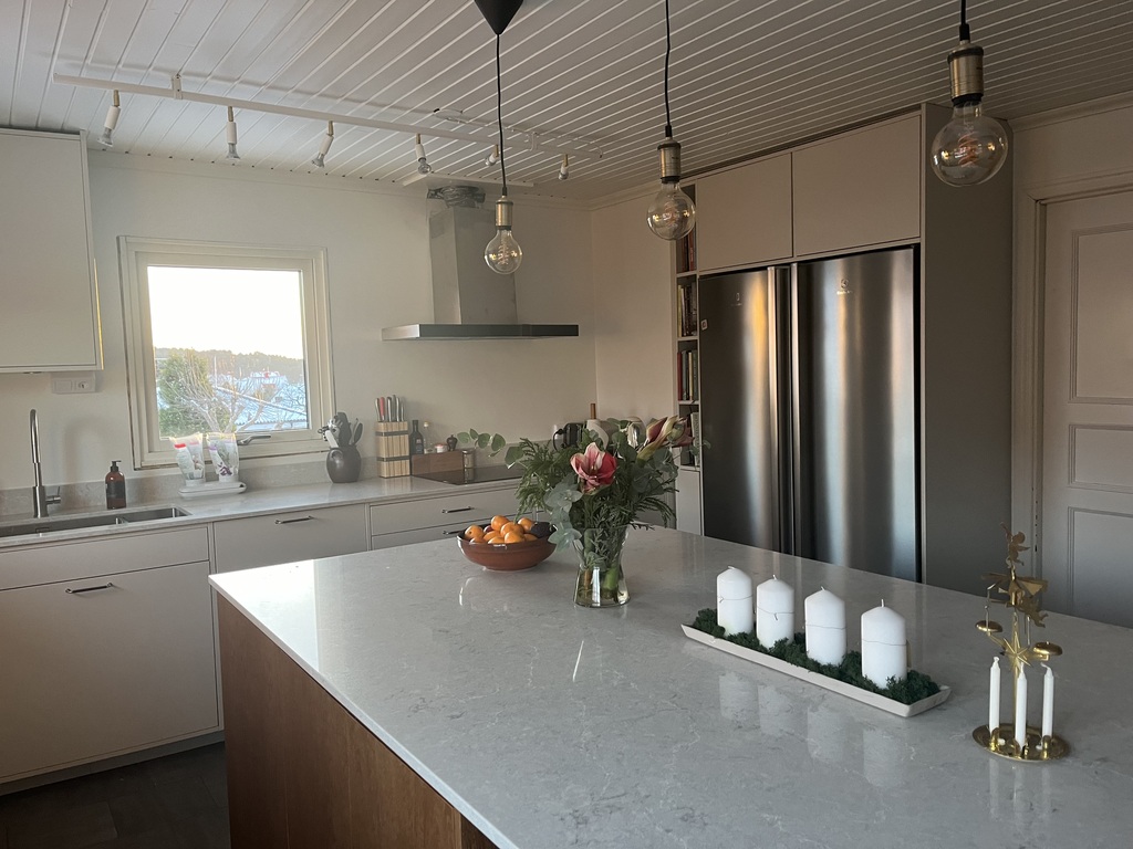 New kitchen with large fridge+freezer, dishwasher, stove top, micro, oven and all other equipment needed 